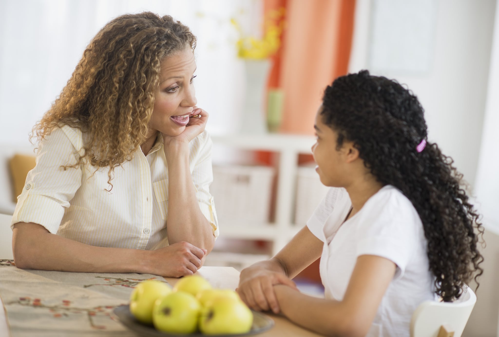 Mom's teaching. Зрительный контакт с ребенком. Parents talking with. Conversation children. Children talking.