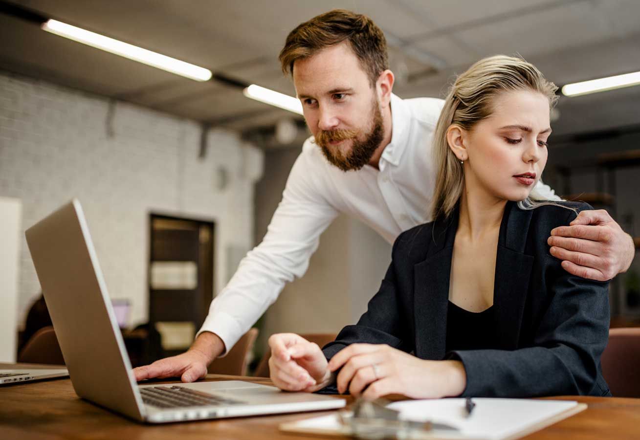 Wrong employee. Харассмент. Босс харассмент. Секшуал харассмент. Психология харассмента.